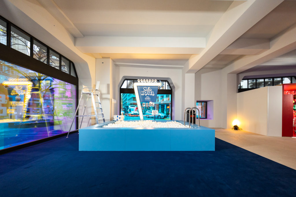 espace pool au Selfie Hotel